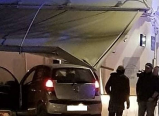 Λάρισα: Απίστευτο τροχαίο με αυτοκίνητο που καρφώθηκε πάνω σε καφετέρια