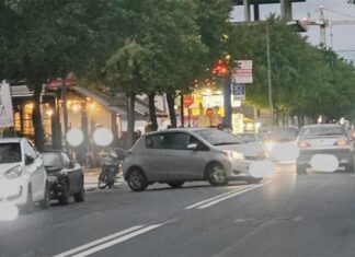 Μόνο στην Λάρισα: Βγήκε άνετη από καφετέρια πήρε το αμάξι και έκανε αναστροφή πάνω σε δρόμο με τρελή κίνηση – ΦΩΤΟ