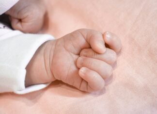 Βρέφος εντοπίστηκε αναίσθητο από ναρκωτική ουσία που κάπνισε δίπλα του ο πατέρας του – Διασωληνωμένο στο νοσοκομείο το κοριτσάκι
