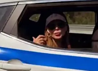 Η Δέσποινα Βανδή έπαθε λάστιχο και περιπολικό τη μετέφερε στο ξενοδοχείο της – Δείτε βίντεο