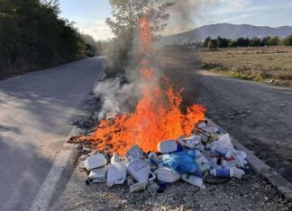 Αδιόρθωτοι συνεχίζουν να καίνε κενές συσκευασίες φυτοφαρμάκων σε περιοχή της Λάρισας