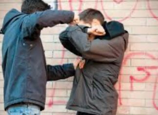 Λάρισα: Πέντε παιδιά έδειραν μαθητή άσχημα έξω από σχολείο – Τον έστειλαν νοσοκομείο