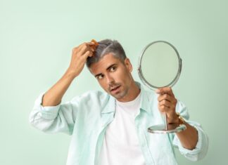Πώς να καλύψετε τα γκρίζα μαλλιά φυσικά και να δείχνετε νεότεροι χωρίς βαφή