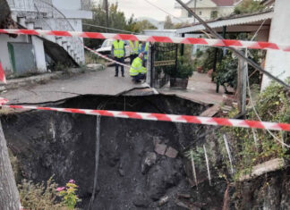 Συναγερμός! Τεράστιος κρατήρας μέσα σε χωριό – Εκκενώθηκαν σπίτια (ΦΩΤΟ)
