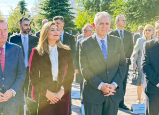 Μ. Χαρακόπουλος στην παρέλαση στη Λάρισα: “Όχι” στην αμφισβήτηση δημοκρατικών θεσμών και αξιών