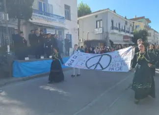 Πλήθος κόσμου στη μαθητική παρέλαση του Τυρνάβου (ΦΩΤΟ – ΒΙΝΤΕΟ)