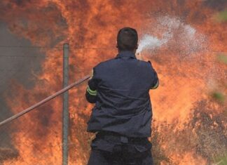 Λάρισα: Μεγάλη κινητοποίηση της Πυροσβεστικής για 3 φωτιές