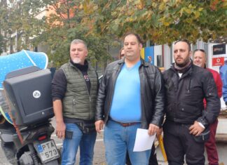 Διαμαρτυρία από τους διανομείς της Λάρισας- ενημερώνουν τον κόσμο με φυλλάδια στην κεντρική πλατεία – ΦΩΤΟ
