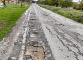 Κατεστραμμένος δρόμος μέσα στην Λάρισα – Ντροπή – ΦΩΤΟ
