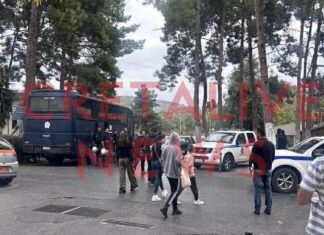 Μακελειό σε χωριό: Με αγροτικά αυτοκίνητα κατέβαζαν νεκρούς και ζωντανούς