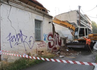 Κατεδαφίζονται επικίνδυνα κτίρια στη Λάρισα (ΦΩΤΟ)