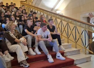 Λιακούλη στους μαθητές του 2ου Γενικού Λυκείου Φαρσάλων στη Βουλή: «Τα νιάτα της πατρίδας μας, είστε πάντα η ελπίδα μας!»