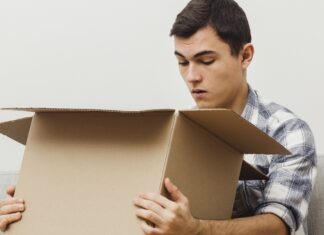 Η εμμονική πρώην σύντροφός του έστειλε στο σπίτι του πακέτο με ζωντανές κατσαρίδες