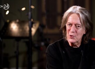 Κώστας Τουρνάς: «Είχα πει στον Οικονομόπουλο ότι θα πεθάνει επιτυχημένος τραγουδιστής» – Τι αποκάλυψε για την εποχή που έγραφε τραγούδια με ψευδώνυμο