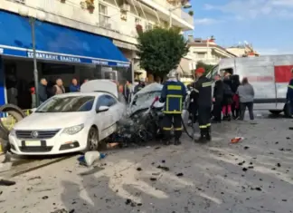 ΙΧ καρφώθηκε σε βαν και μετά έπεσε πάνω σε παρκαρισμένα αυτοκίνητα – Δύο σοβαρά τραυματίες (ΦΩΤΟ)