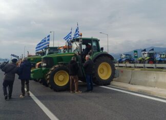 Ο Αη Βασίλης ήρθε φέτος με τρακτερ στη Λάρισα….