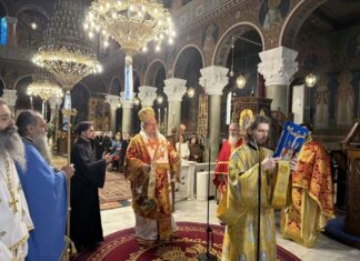Λάρισα: Χριστούγεννα με τον μητροπολίτη Ιερώνυμο στον Ιερό Ναό Αγίων Κωνσταντίνου και Ελένης (φώτο)