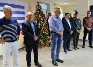Χριστουγεννιάτικα κάλαντα και ευχές στο γραφείο του Περιφερειάρχη Θεσσαλίας Δημήτρη Κουρέτα (φώτο)