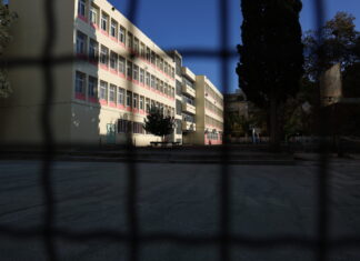 Πήγε πρώτη μέρα στο σχολείο που άλλαξε και επιτέθηκε με μαχαίρι σε 14χρονη