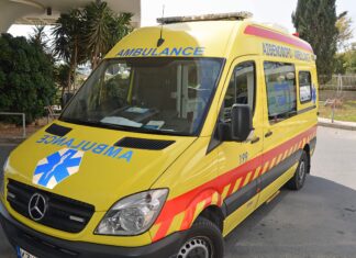 63χρονος σταμάτησε να βοηθήσει γυναίκα να σταθμεύσει το αυτοκίνητό της και βρέθηκε στη… ΜΕΘ – Το τρομακτικό ατύχημα