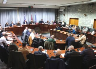 Μαμάκος: «μειώσαμε τις ζημιές το 2024», Δεληγιάννης: «Παραπλανάτε τους πολίτες». Έκπληξη η ψήφος Αδαμόπουλου