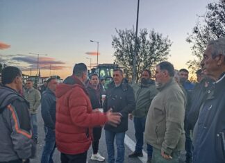 Στο πλευρό των αγροτών ο Περιφερειάρχης Θεσσαλίας – Επίσκεψη στο μπλόκο της Νίκαιας