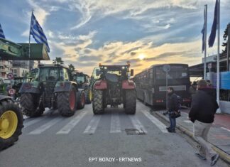 Στο λιμάνι του Βόλου αγρότες και αλιείς παρουσία ισχυρών αστυνομικών δυνάμεων