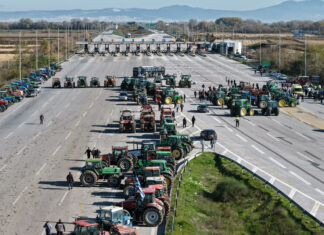 Αγρότες: Άνοιξαν το ρεύμα προς Θεσσαλονίκη στα διόδια των Μαλγάρων – Κλειστό το ρεύμα προς Αθήνα