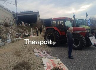 Στο μνημείο των Τεμπών οι αγρότες – Η συμβολική κίνηση για τα θύματα της τραγωδίας – ΒΙΝΤΕΟ