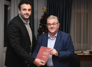 Με τον δήμαρχο Τυρνάβου Στέλιο Τσικριτσή ο Κουτσούμπας στον Τύρναβο – ΦΩΤΟ