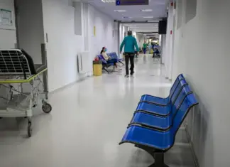 Διασωληνωμένος στο νοσοκομείο νεαρός που βούτηξε στη θάλασσα από ψηλά