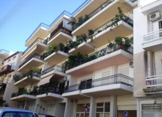 ΣΟΚ με 48χρονη που σκοτώθηκε πέφτοντας από μπαλκόνι 4ου ορόφου