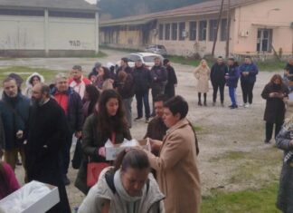 Λάρισα: Χοιρινά σουβλάκια παρέλαβαν οι πολύτεκνοι