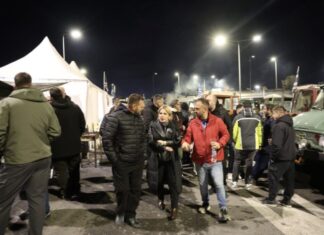 Οι Λαρισαίοι ιδιοκτήτες καφέ στο μπλόκο της Νίκαιας – ΦΩΤΟ