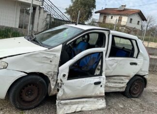 Τροχαίο: Αυτοκίνητο συγκρούστηκε με φορτηγάκι και κατέληξε στις προστατευτικές μπάρες – Στο νοσοκομείο ένας 53χρονος