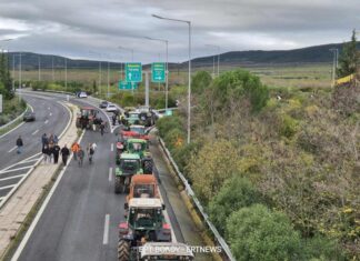 Ανυποχώρητοι οι αγρότες της Μαγνησίας: Έκαψαν άχυρα στις Μικροθήβες – Έκλεισαν την Εθνική Οδό