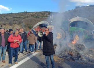 Για 48 ώρες ο αποκλεισμός στα Τέμπη – Θα ανάψουν φωτιές τη νύχτα- επιμένουν για συνάντηση με τον πρωθυπουργό – ΦΩΤΟ