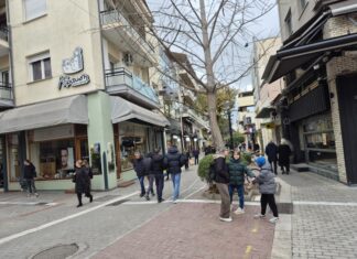 Ανοιχτά σήμερα Κυριακή τα μαγαζιά στη Λάρισα, αλλά περιορισμένη η κίνηση λόγω κρύου (ΦΩΤΟ)