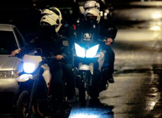Λάρισα: Άντρας σε κατάσταση αμόκ επιτέθηκε και έβριζε περαστικούς στο κέντρο της πόλης