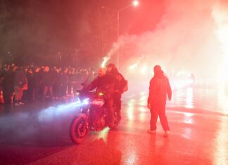 Φωτογραφίες και βίντεο: Στην Τούμπα οι επτά σοροί των οπαδών του ΠΑΟΚ – Tο συγκλονιστικό «αντίο» με συνθήματα και καπνογόνα!