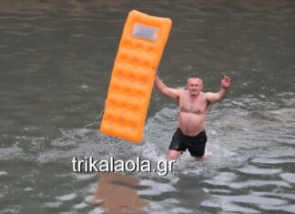 Λαχειοπώλης βούτηξε με στρώμα θαλάσσης για τον Σταυρό στα Τρίκαλα