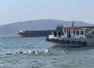 Λαμπρός ο αγιασμός των υδάτων στην Αγριά Βόλου – 15 οι τολμηροί κολυμβητές – ΦΩΤΟ