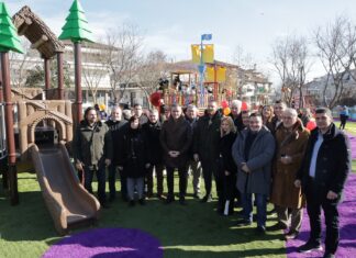Πλήθος μικρών και μεγάλων στη νέα παιδική χαρά στη Γιάννουλη – Θ.Μαμάκος: «Πόλη για όλους, με χώρους που υπηρετούν την ανάγκη για υψηλό επίπεδο ποιότητας ζωής»
