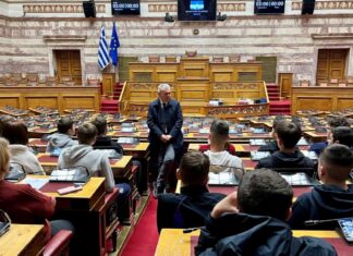 Χαρακόπουλος σε Λαρισαίους μαθητές στη Βουλή: «Fake news και με σφραγίδα του AI»
