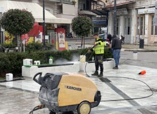 Εργασίες καθαρισμού της κεντρικής πλατείας του Τυρνάβου
