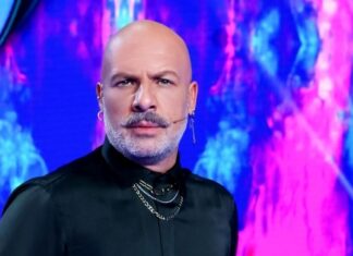 «Είμαι σε σχέση με τον…»: Το παραδέχθηκε ο Νίκος Μουτσινάς!