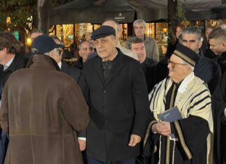 Λάρισα: Κατάθεση στεφάνων και συγκίνηση για τη Διεθνή Μέρα Μνήμης του Ολοκαυτώματος (φώτο και βίντεο)