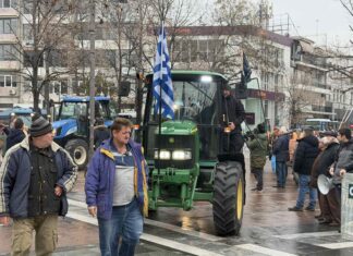 Αγρότες αναστάτωσαν το κέντρο της Λάρισας με κορναρΙσματα και πολλά ευχαριστώ! ΦΩΤΟ/ΒΙΝΤΕΟ