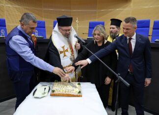 Λάρισα: Το Περιφερειακό Συμβούλιο έκοψε την πρωτοχρονιάτικη πίτα του – ΦΩΤΟ