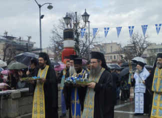 Κατάδυση Τιμίου Σταυρού στα Τρίκαλα με πλήθος πιστών παρά τη βροχή – Δείτε φωτογραφίες